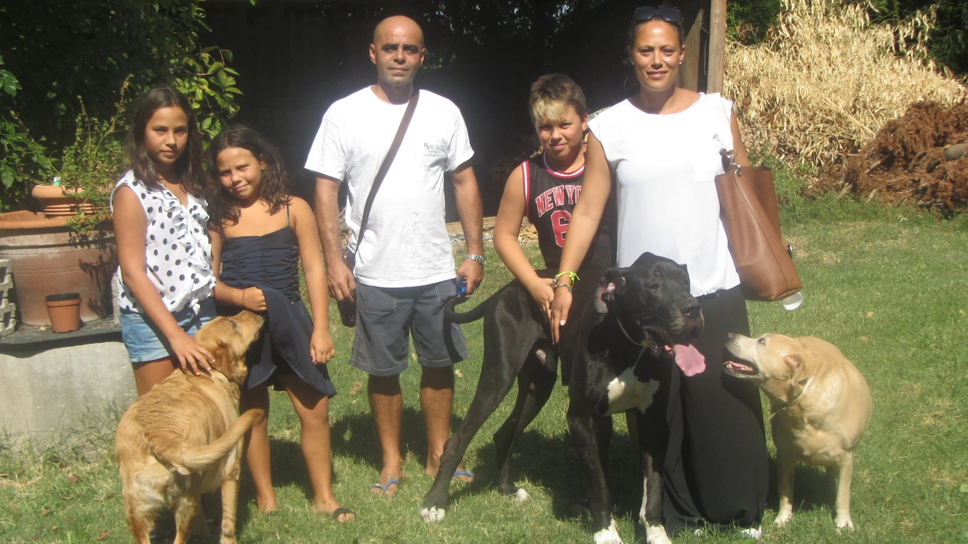 Antonella Passarotti con il marito Mirko, le figlie e i tre cani