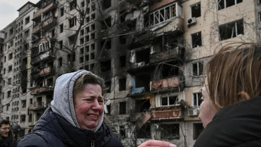 Una donna ucraina piange dopo l’ennesimo bombardamento russo (Ansa)