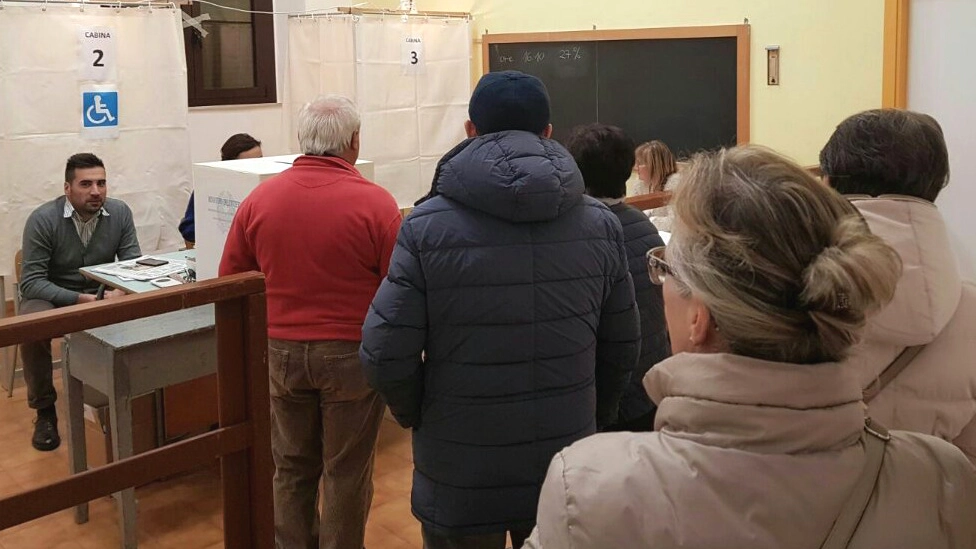 Seggio elettorale a San Giorgio di Pesaro (Foto Sandro Franceschetti)