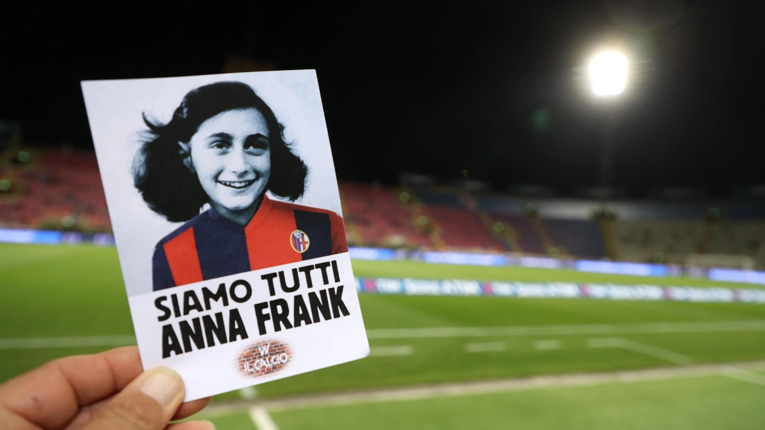 La cartolina di Anna Franck in rossoblù distribuita allo stadio