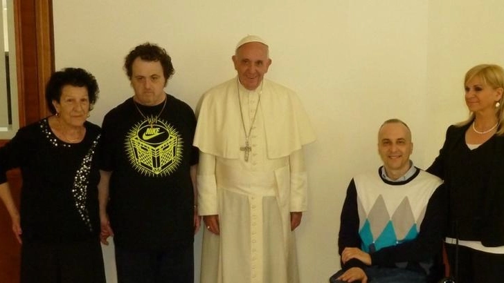 Rosalba Tomassini, prima a sinistra, durante l’incontro con Papa Francesco
