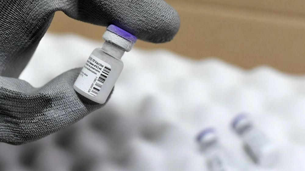 Una fiala del vaccino covid Pfizer BioNtech