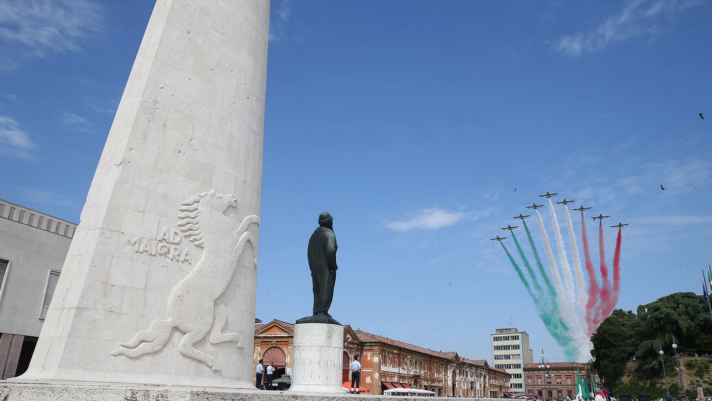 Lugo, piazza gremita e frecce tricolori per la cerimonia in onore di Baracca (foto Zani)