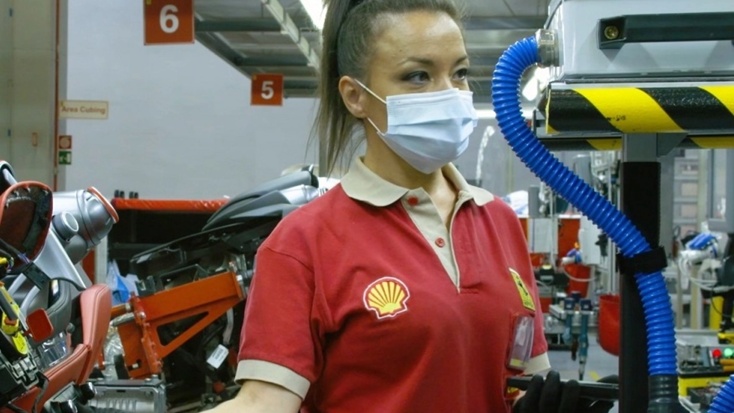 Una dipendente della Ferrari al lavoro nello stabilimento di Maranello