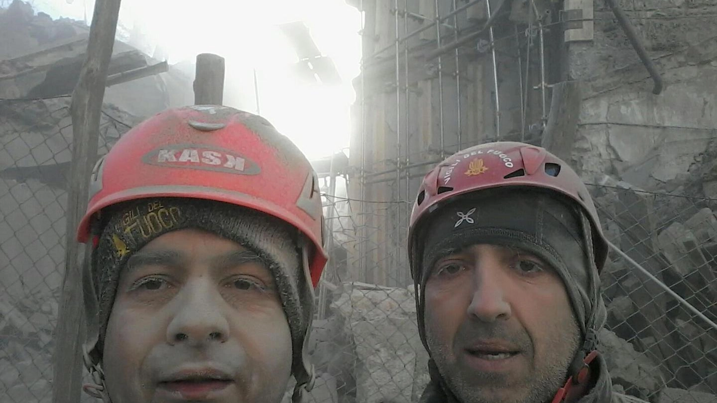 Paolo Giraudi e Mirko Succu, vigili del fuoco astigiani sopravvissuti ai crolli ad Arquata del Tronto (Ansa)