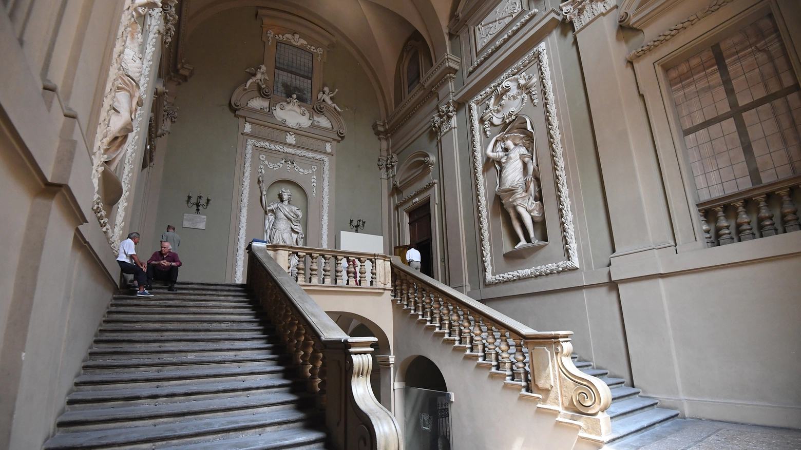 La maestosa scalinata di Palazzo Pallavicini, opera di Paolo Canali (Schicchi)
