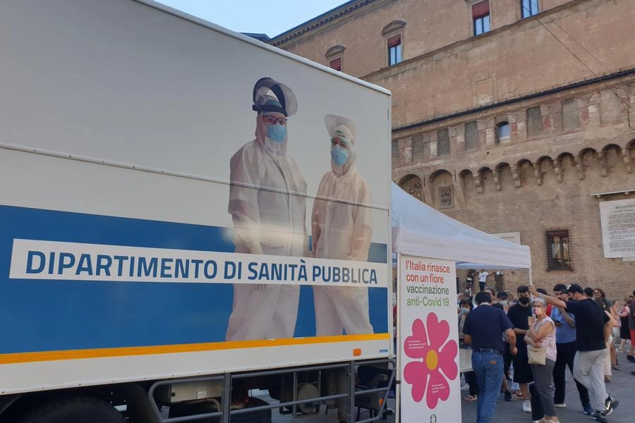 Covid Bologna: dal 12 gennaio torna il camper in piazza Maggiore per i vaccini