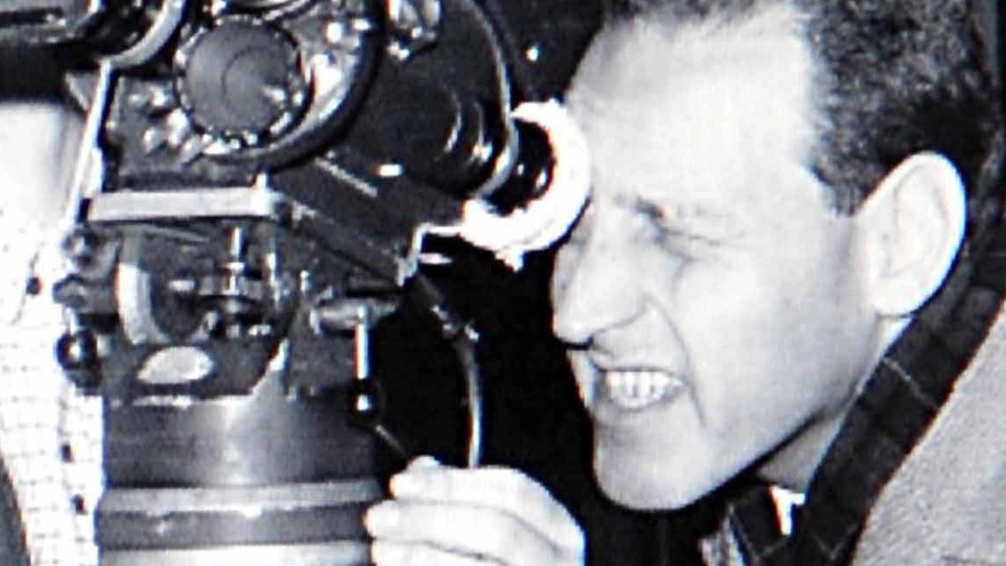 Il regista Massimo Sani in una foto d’archivio con una delle sue immancabili cineprese