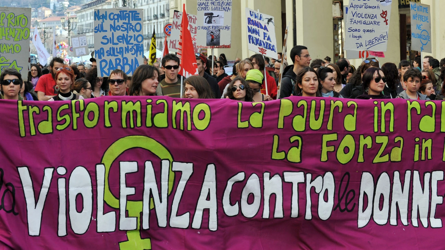 Un corteo a Torino contro la violenza sulle donne 