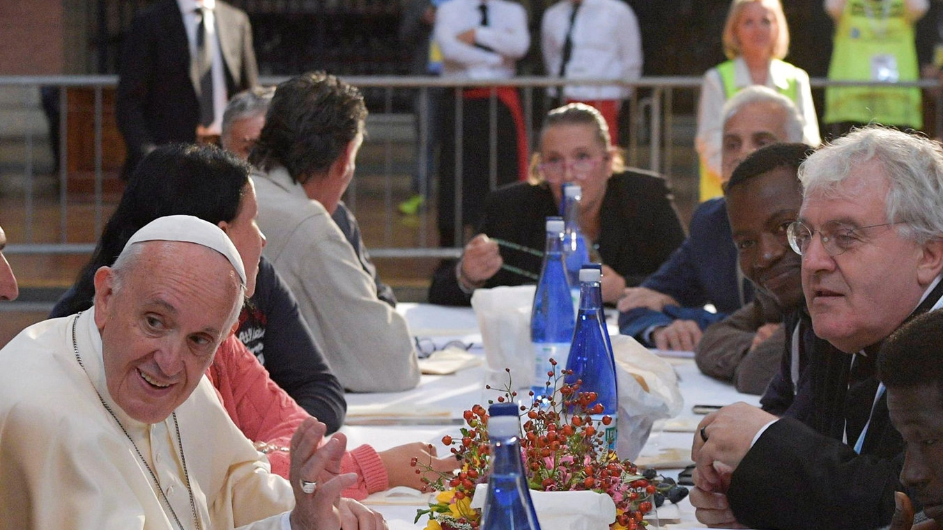 Il pranzo del Papa con detenuti e indigenti in San Petronio