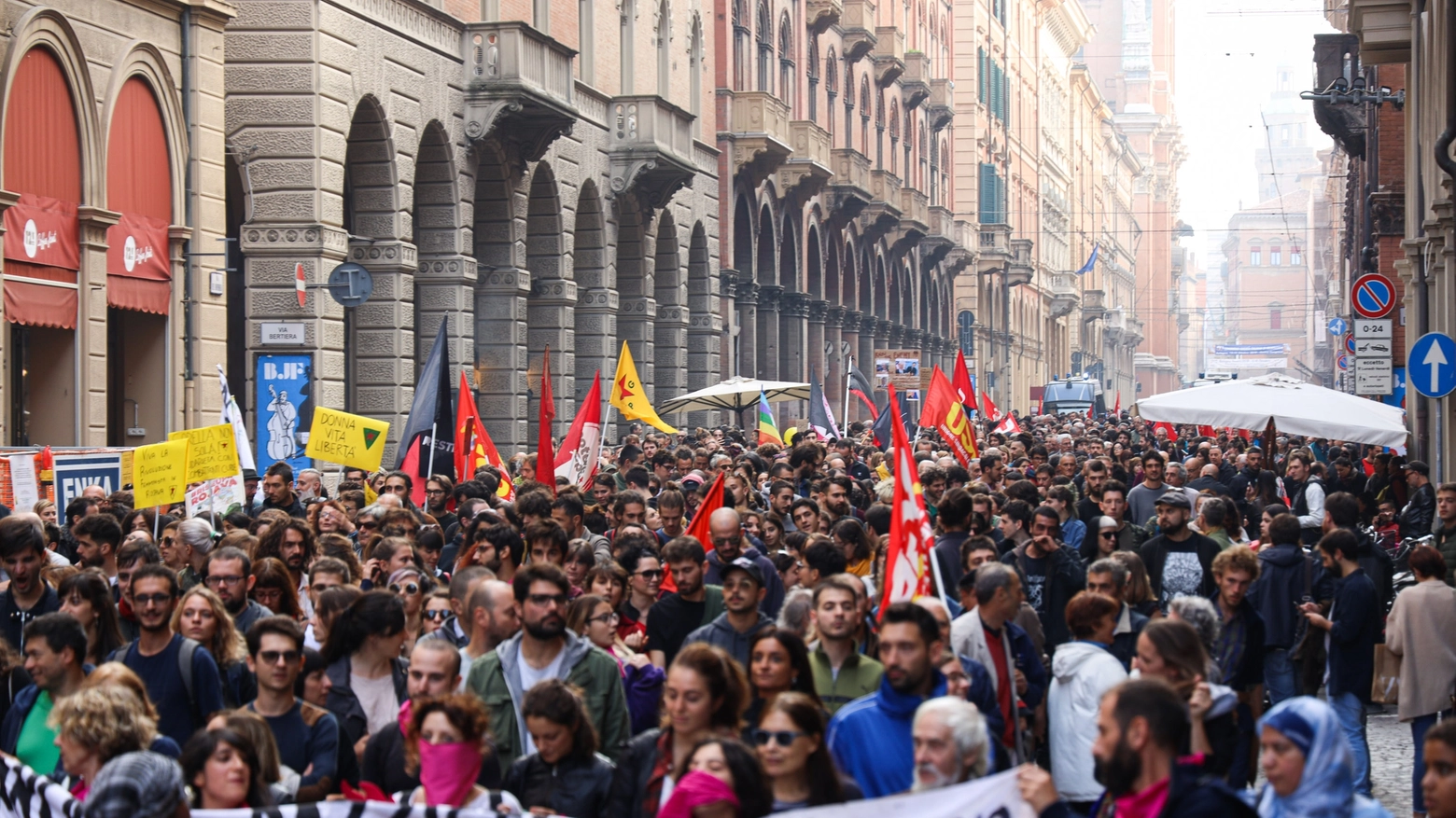Una marea in marcia a Bologna contro la Turchia (foto Schicchi)