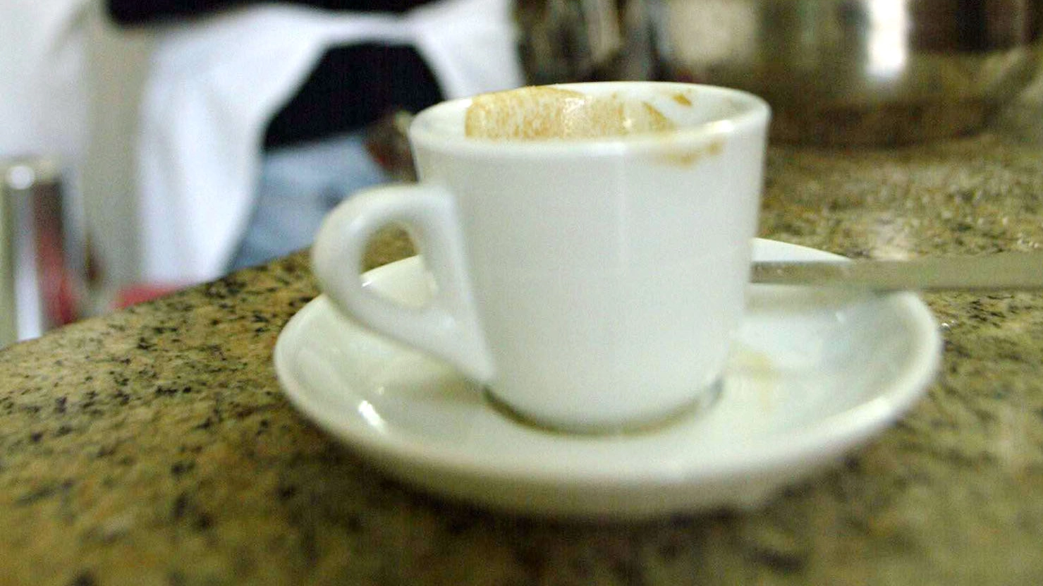 Un equivoco sul pagamento di un caffè sarebbe all’origine della reazione violenta di un noto imprenditore del posto