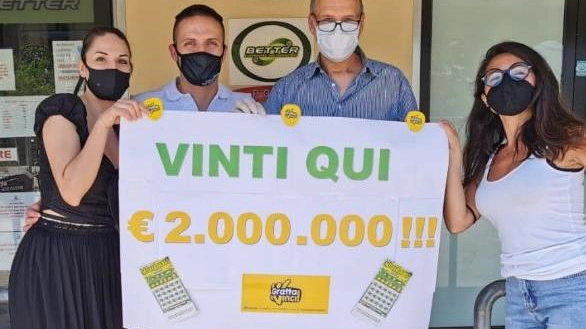 Nella tabaccheria di Maurizio Albertini si festeggia la vincita milionaria