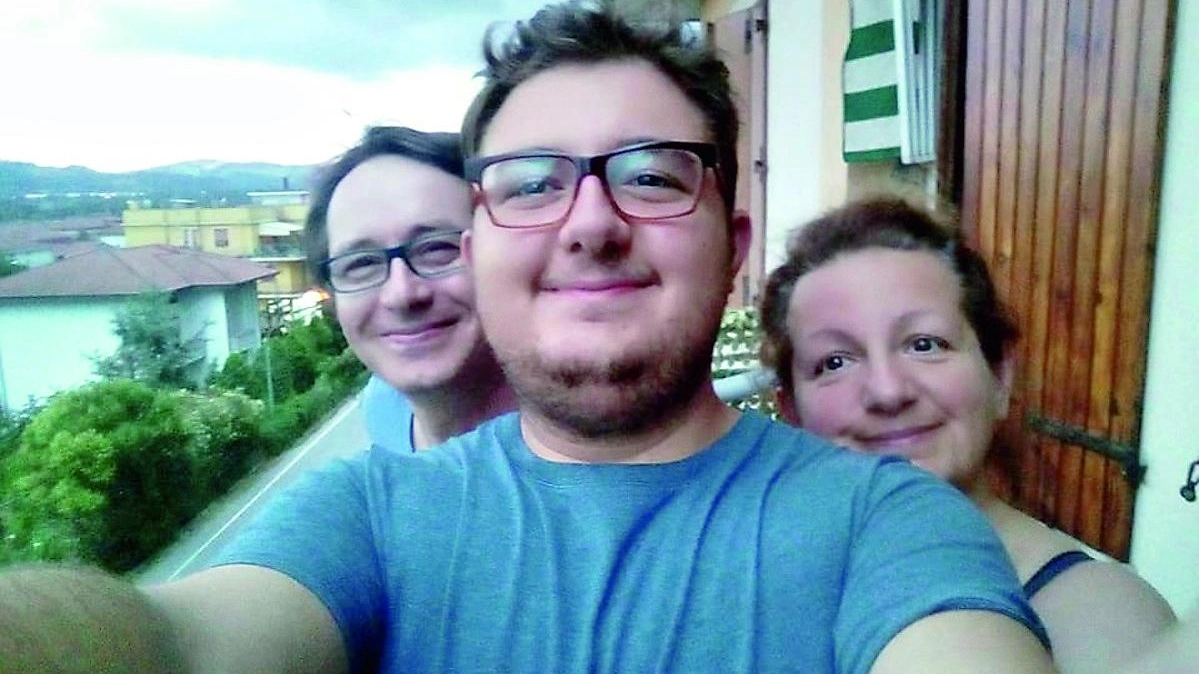 Patrick Ceccomarini, 23 anni, in un selfie con i genitori