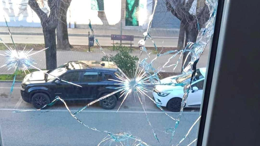 Sparano pallini contro la finestra: "Hanno sfondato il doppio vetro"