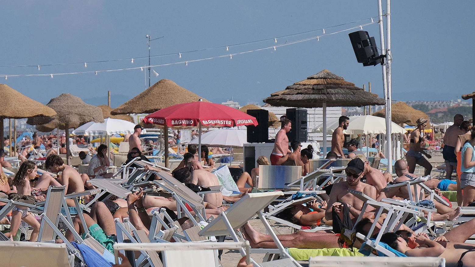 Balneabilità in Romagna: i nuovi dati. In foto la spiaggia a Rimini i primi di giugno