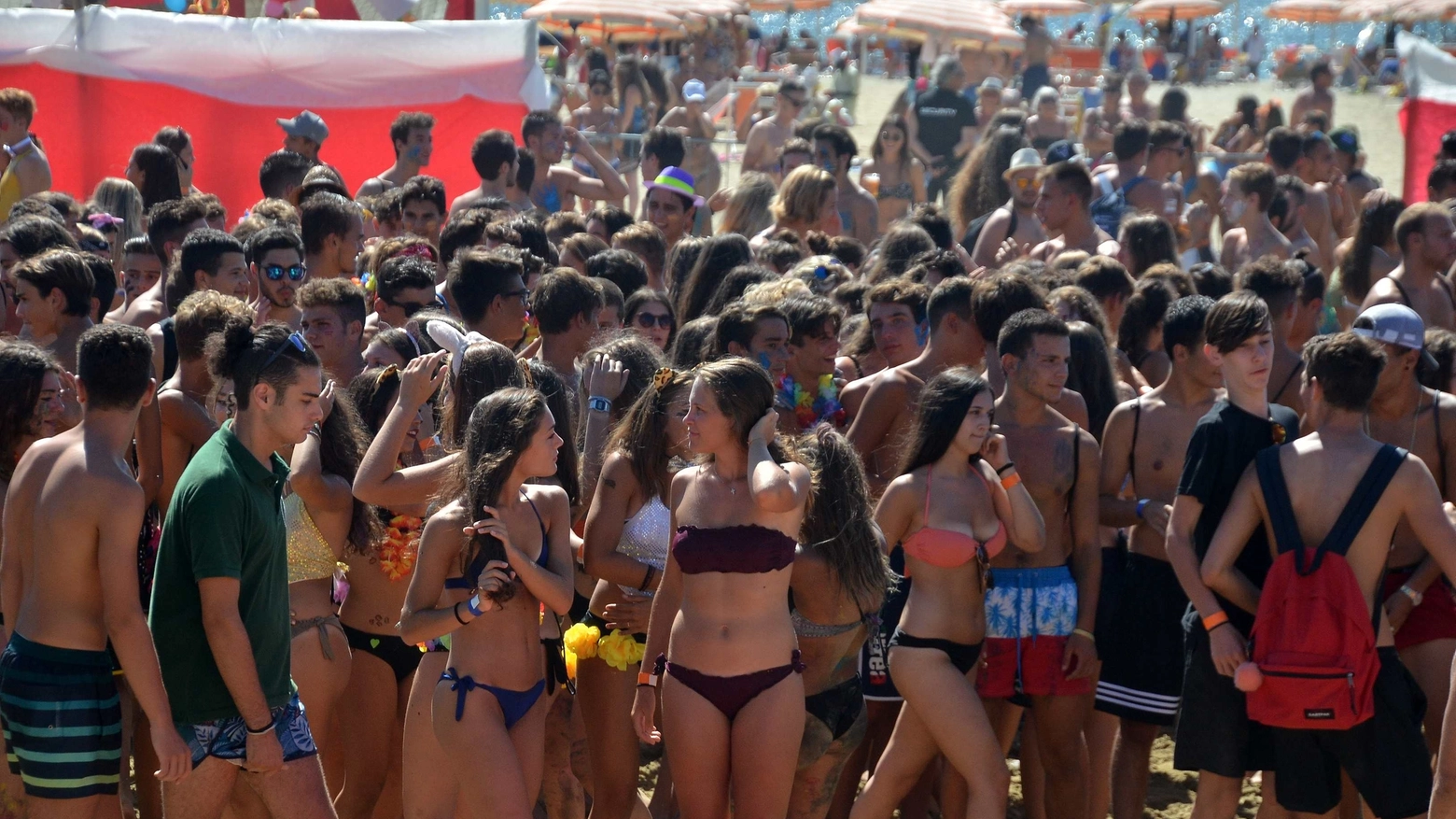 Giovani a una festa in spiaggia in una foto d'archivio Umicini