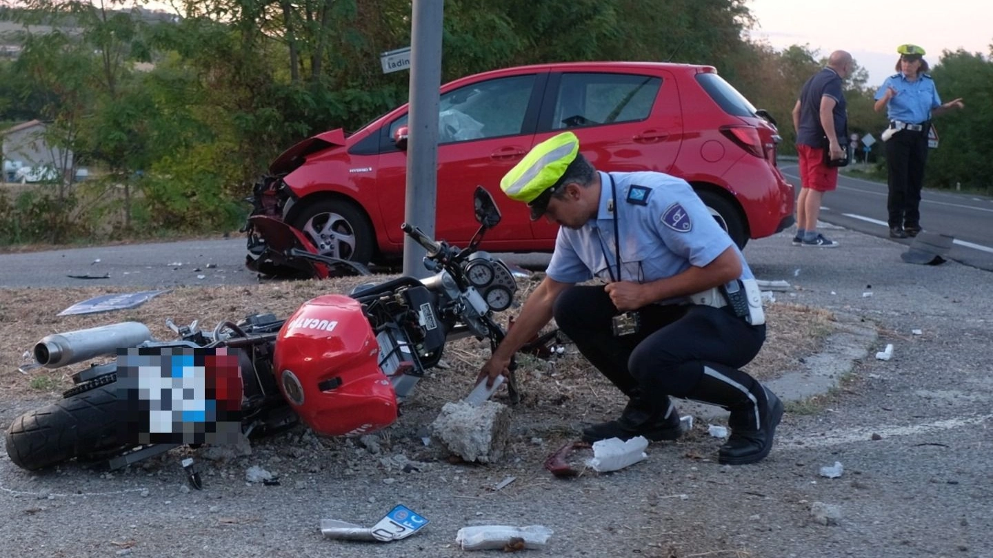 TRAGEDIA A fianco l’auto e la moto coinvolte: l’incidente è avvenuto all’incrocio tra via Ladino e statale 67, dove sono già avvenuti numerosi gravi incidenti  (foto Frasca)