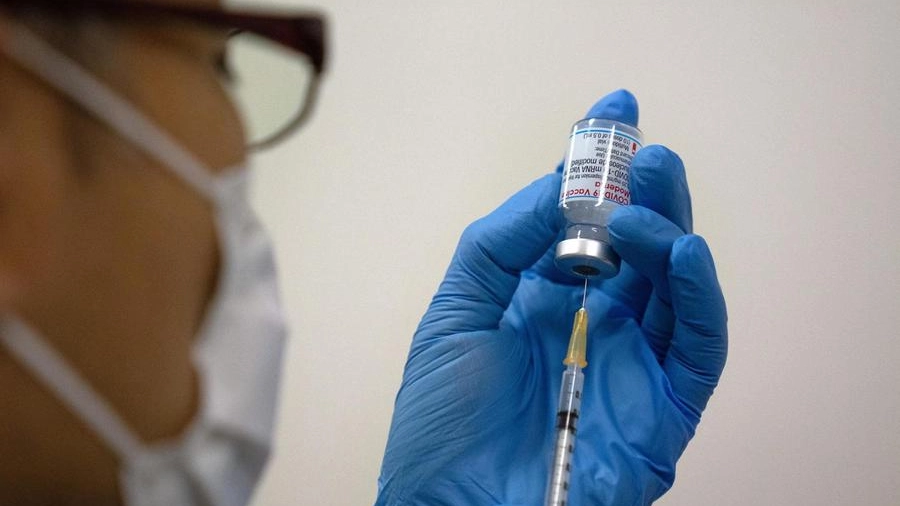 Covid, un operatore sanitario prepara una dose di vaccino (Ansa)