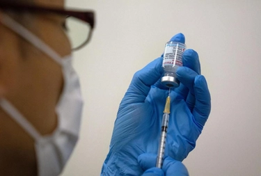 Covid, terza dose vaccino: ecco cosa dicono medici, virologi e autorità