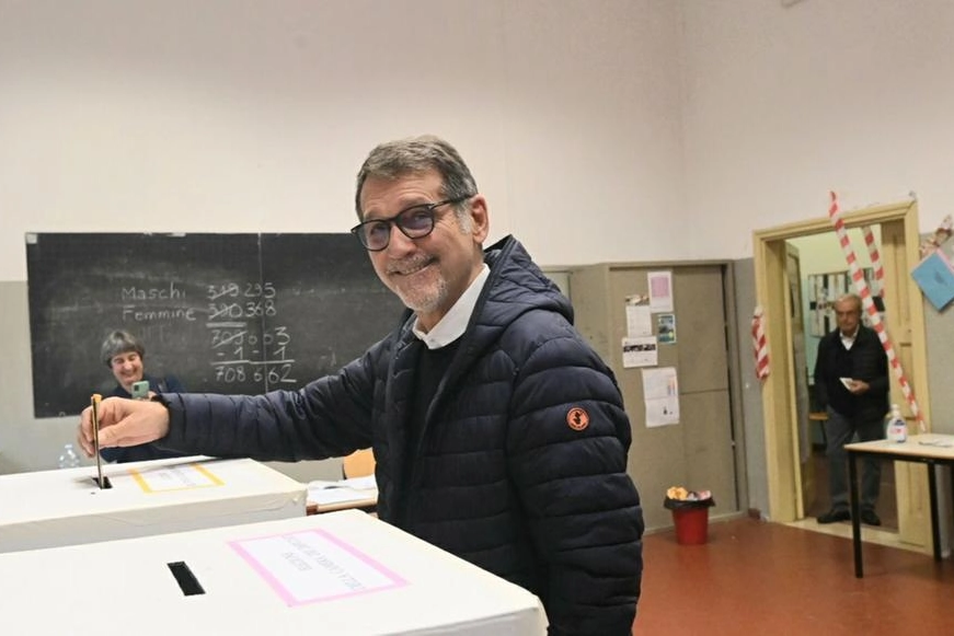 L'ex sindaco di Bologna Virginio Merola al voto (Foto Schicchi)