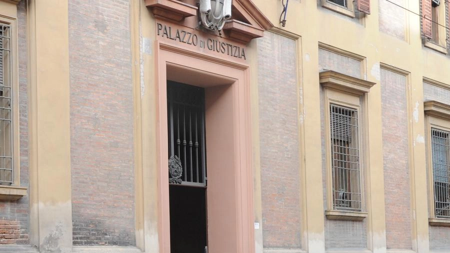 L'ingresso del tribunale di Modena