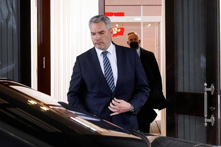 Karl Nehammmer lascia la residenza di Putin a Mosca (Ansa)