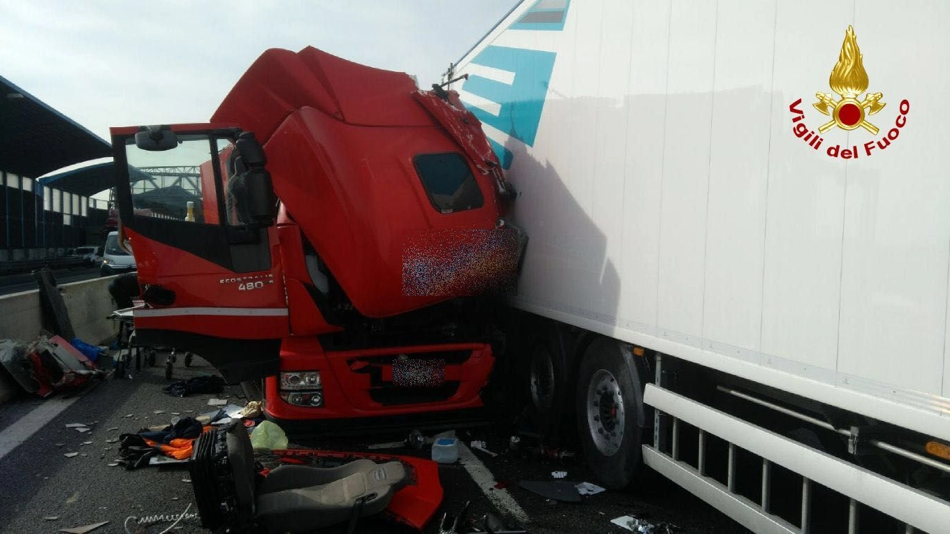 Bologna, incidente tra camion in A14 (foto Vigili del Fuoco)
