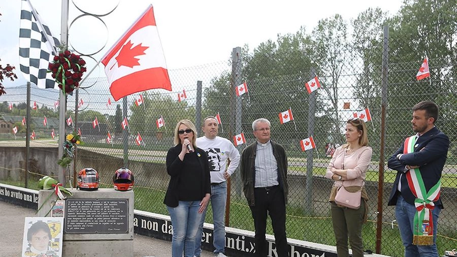 Tifosi e autorità con il sindaco Marco Panieri vicino al monumento per Villeneuve