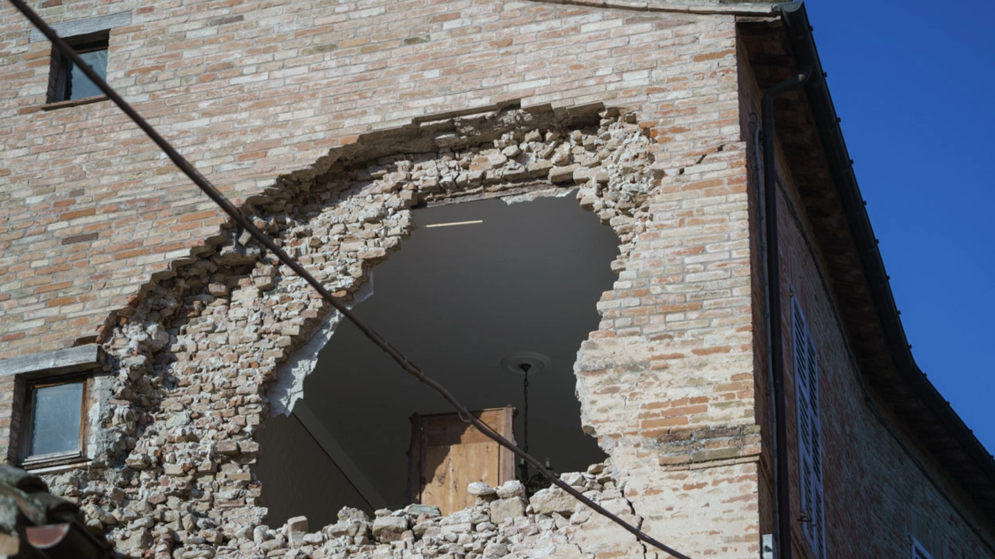 Terremoto, un edificio danneggiato ad Amandola (Foto Zeppilli)