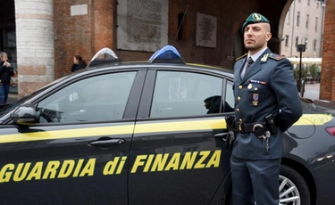 Prezzo benzina a Bologna, la Finanza fa controlli a tappeto: gestori sanzionati