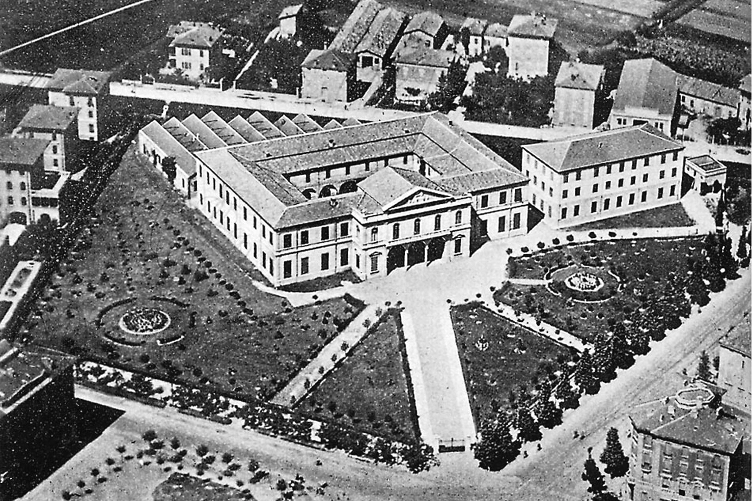 La sede dell'istituto Corni prima del bombardamento del '44