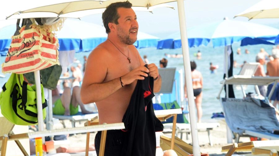 Matteo Salvini in spiaggia al Papeete di Milano Marittima (Foto Ansa)