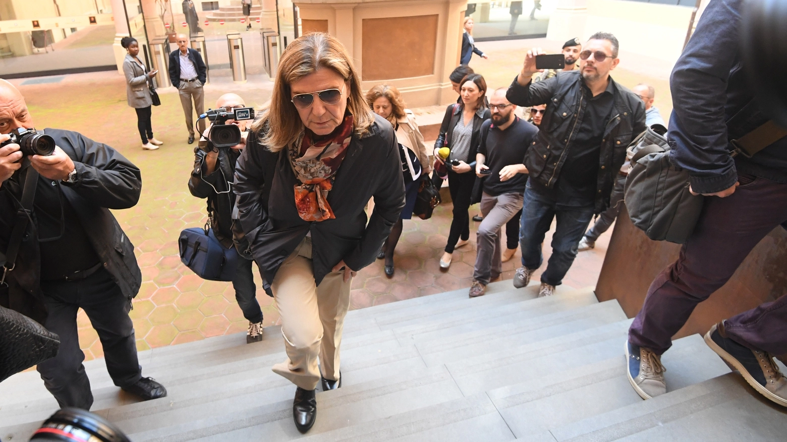 Francesca Mambro sale le scale del Tribunale (Foto Schicchi)