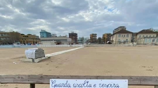 Rimini, la panchina per guardare il mare