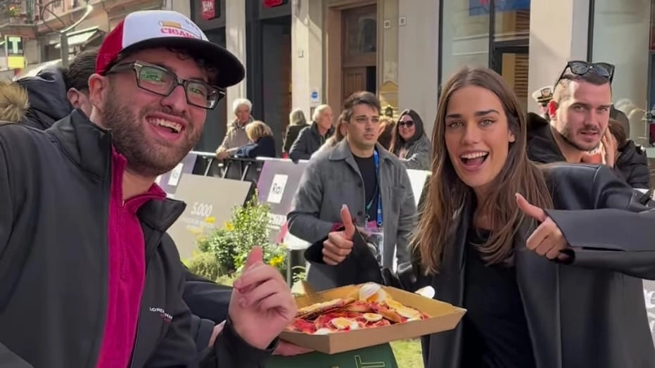 I ragazzi di 'Welcome to Pesre' offrono pizze Rossini a Sanremo. Nella foto la cantante in gara Clara, nota anche per la fiction 'Mare fuori'