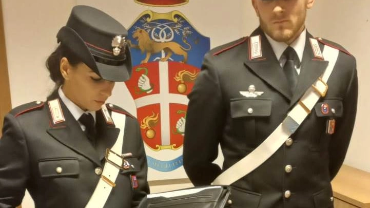 i carabinieri mostrano la merce rubata in profumeria 