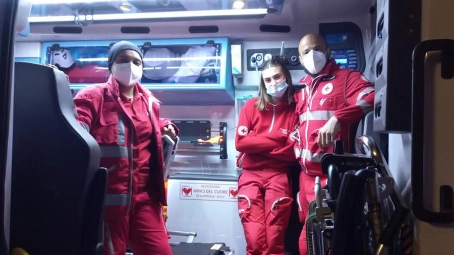 L'equipaggio Cri sull'ambulanza