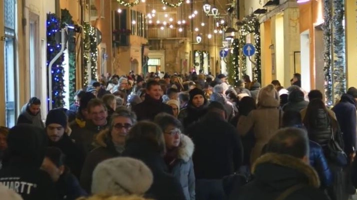 Fano, il centro storico pieno di gente nel periodo natalizio