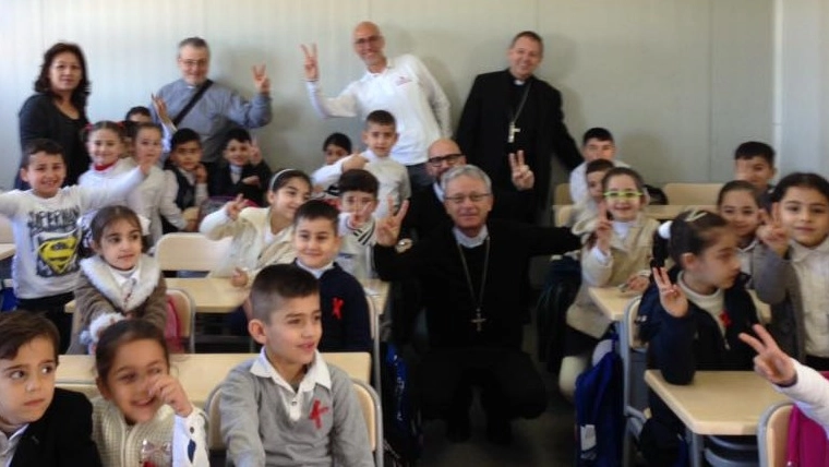 Il vescovo di Carpi Francesco Cavina assieme ai bambini in una scuola di Erbil, nel Kurdistan irachenoIl vescovo di Carpi Francesco Cavina assieme ai bambini in una scuola di Erbil, nel Kurdistan iracheno