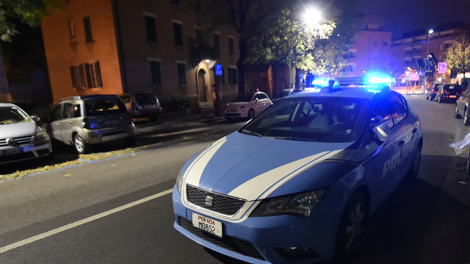 Bologna, si cala dal terzo piano e cade: polizia in via Zanolini (FotoSchicchi)