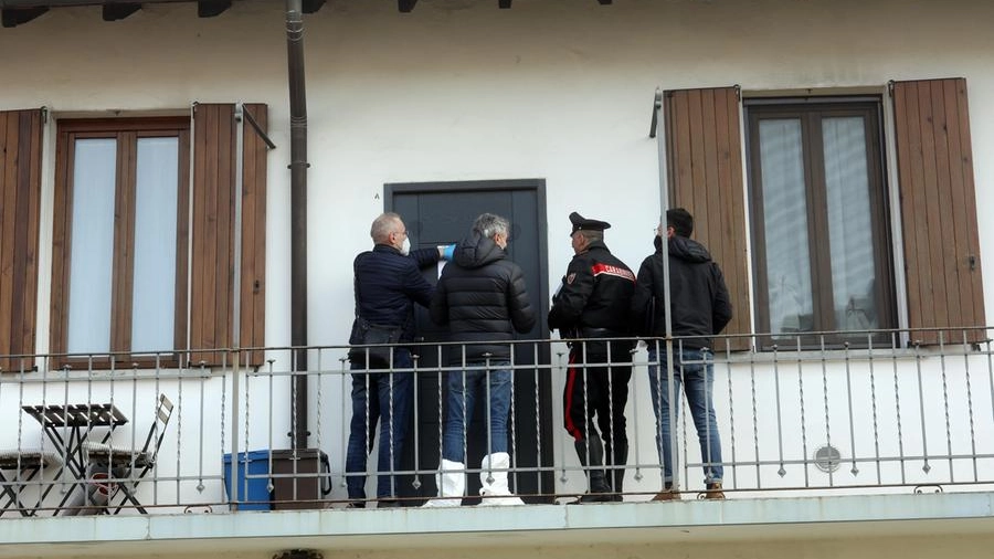 I Carabinieri mentre pongono i sigilli ad uno degli appartamenti della corte in cui viveva