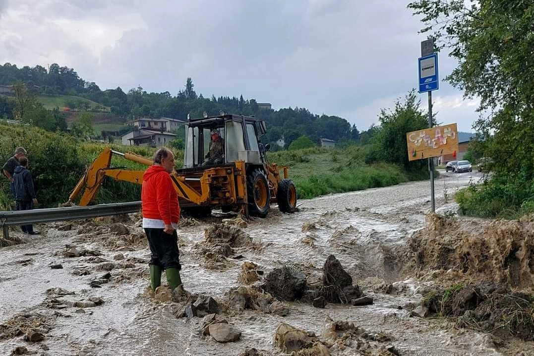 Maltempo a Modena: strada invasa dal fango a Saltino di Prignano