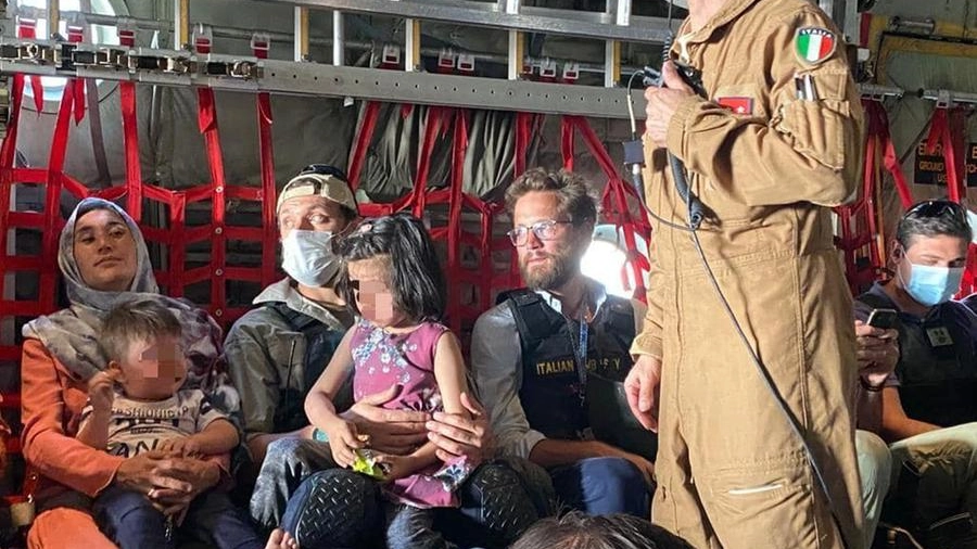 Tommaso Claudi in volo verso l'Italia (Ansa)