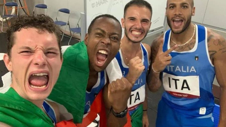Selfie dei campioni olimpici Lorenzo Patta, Marcell Jacobs, Fausto Desalu e Filippo Tortu