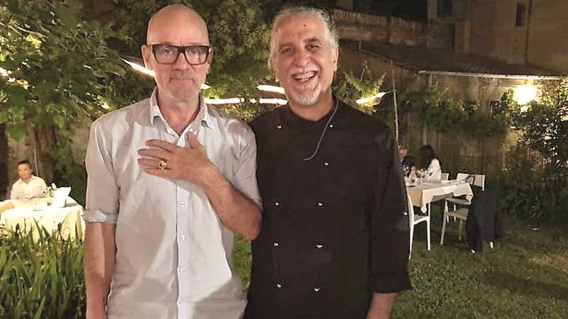 Michael Stipe (a sinistra) con lo chef Mario Ferrara