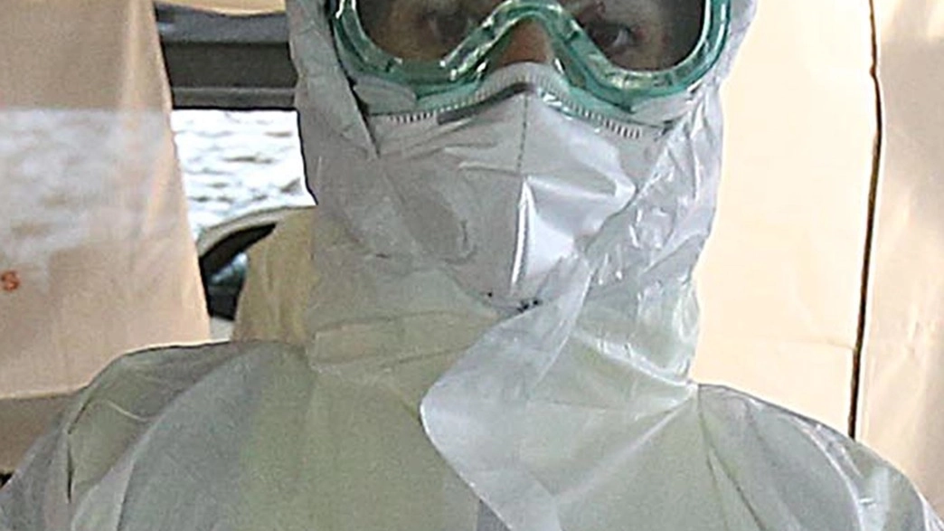 Un’addetta ai tamponi per il coronavirus con una provetta (foto d’archivio)