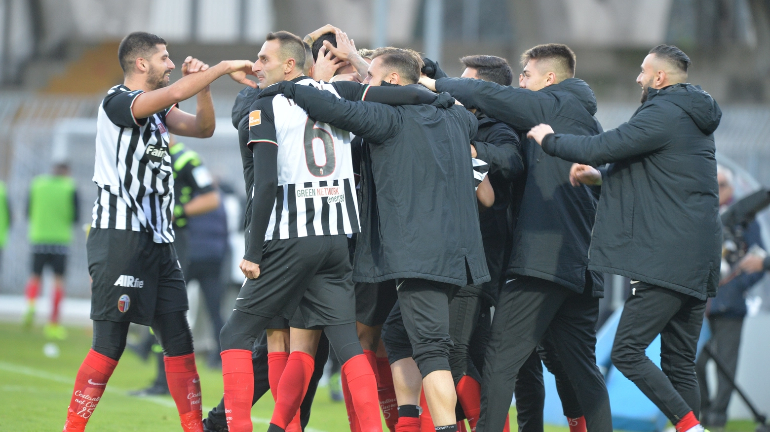 Gianluca Scamacca festeggia il gol con i compagni