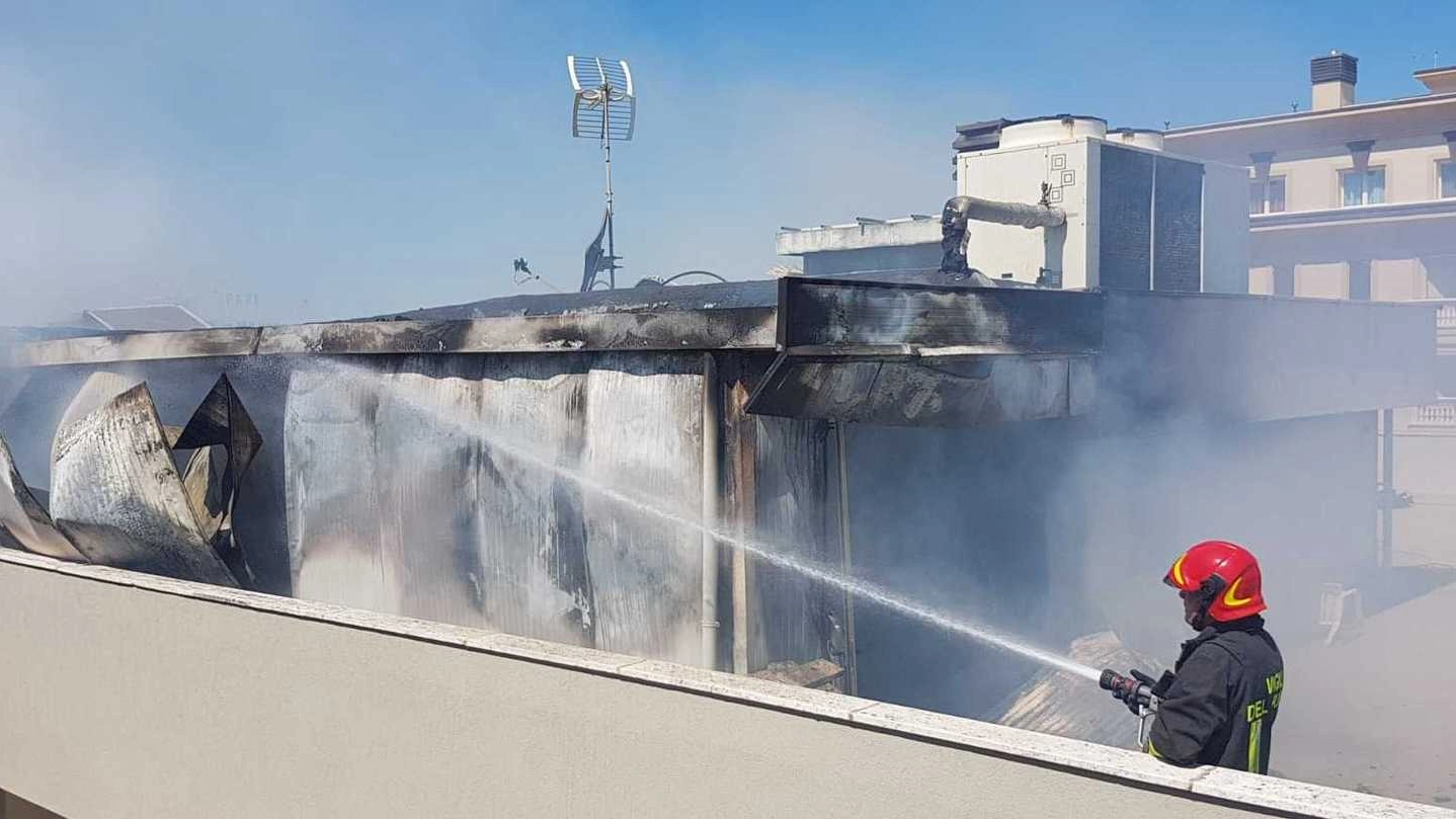 L’incendio si è scatenato sul tetto dell’albergo di Misano