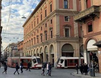 Tram Bologna, scontro Verdi-Fd’I: "Fondi Pnrr a rischio". La replica: "Speriamo che la tranvia salti"
